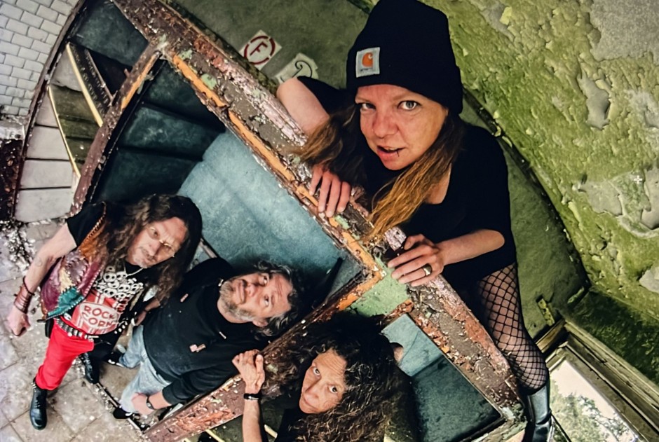 ANGRIALLYBAnd3