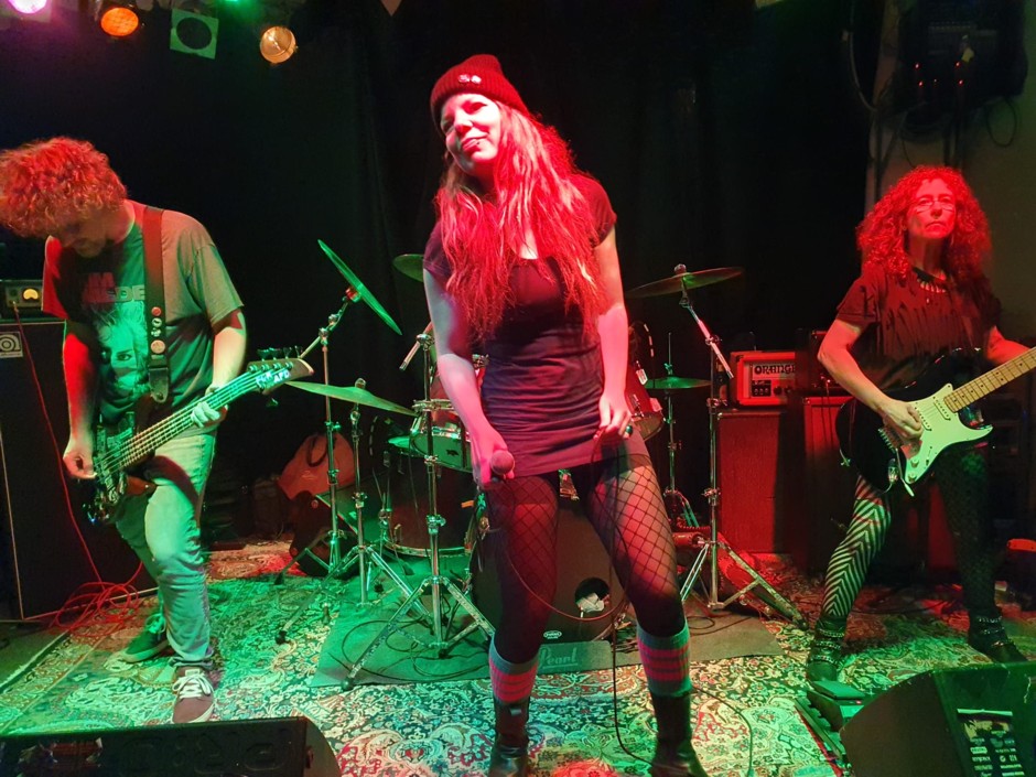 ANGRIALLYlive1